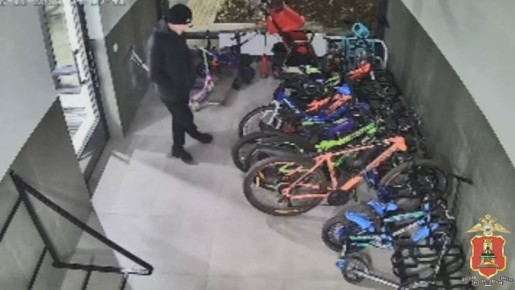 Полицейские остановили весёлый угон велосипеда, снятый на камеры наблюдения