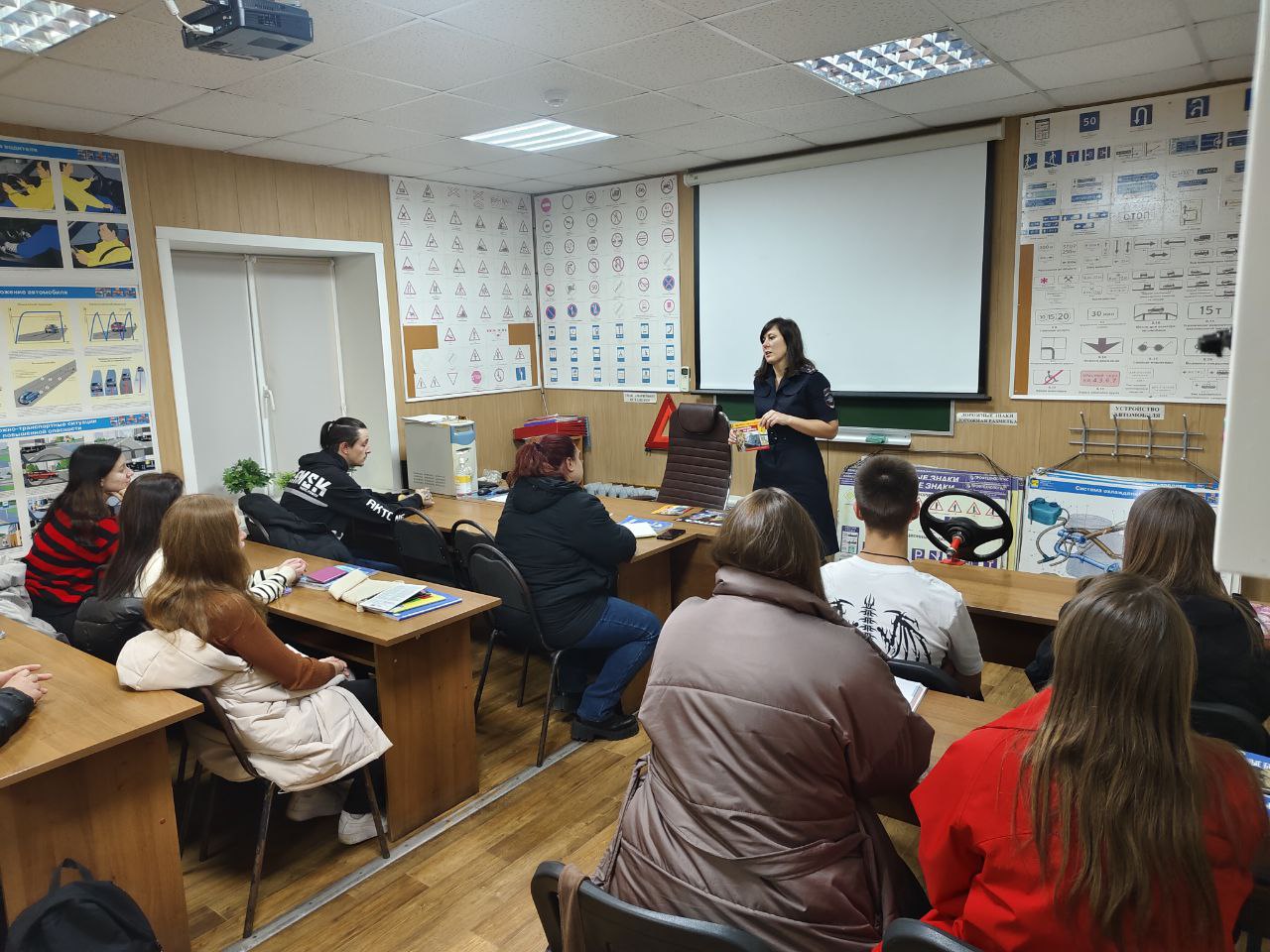 Тверские автоинспекторы провели беседу по Правилам дорожного движения с кандидатами в водители Тверские автоинспекторы провели беседу по Правилам дорожного движения с кандидатами в водители