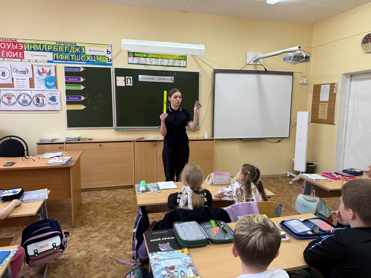 Сотрудники Госавтоинспекции встретились с учащимися начальных классов школы № 36 города Твери и провели занятия «Безопасность — это важно!» Сотрудники Госавтоинспекции встретились с учащимися начальных классов школы № 36 города Твери и провели занятия «Безопасность — это важно!»