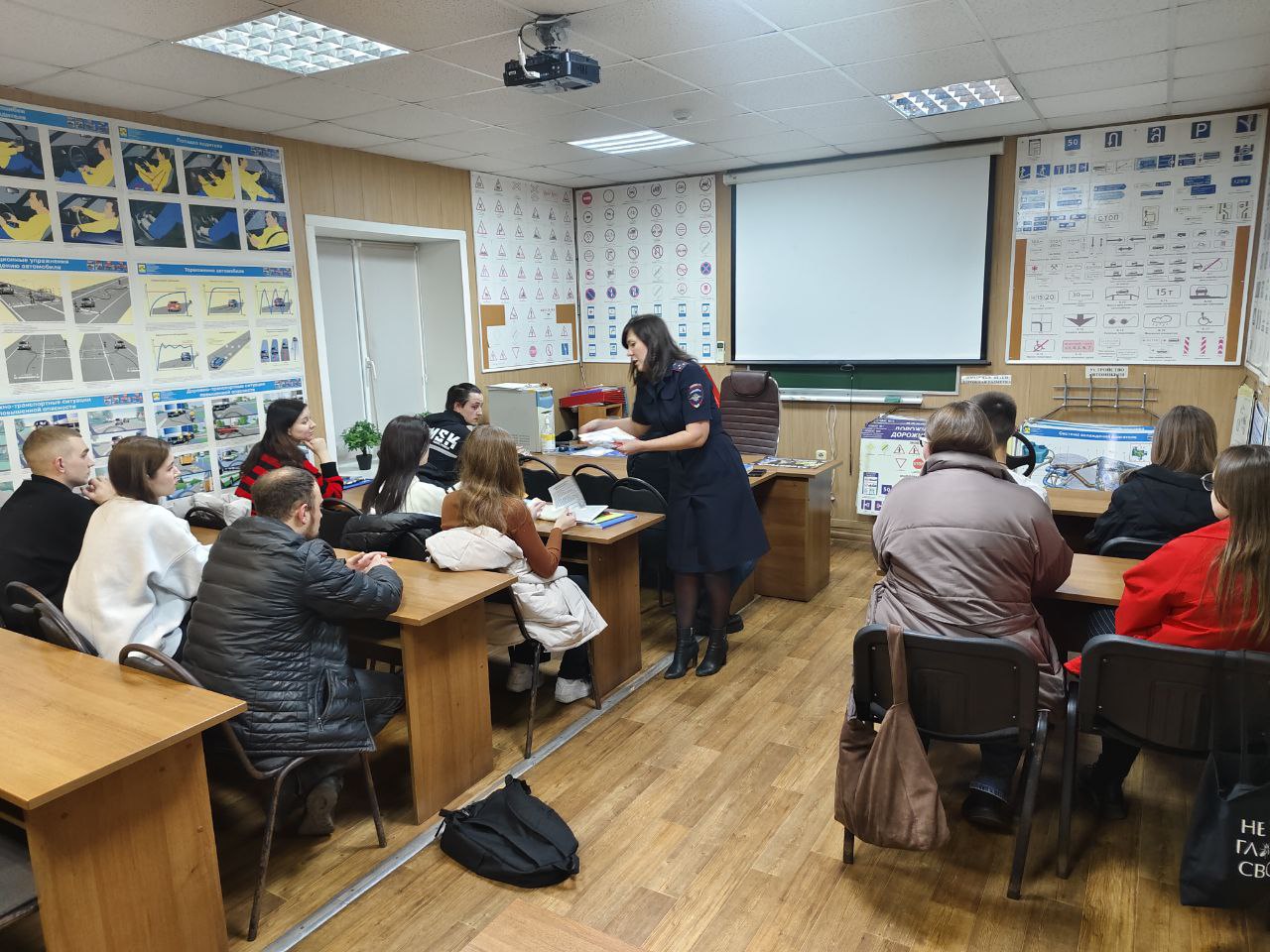 Тверские автоинспекторы провели беседу по Правилам дорожного движения с кандидатами в водители Тверские автоинспекторы провели беседу по Правилам дорожного движения с кандидатами в водители