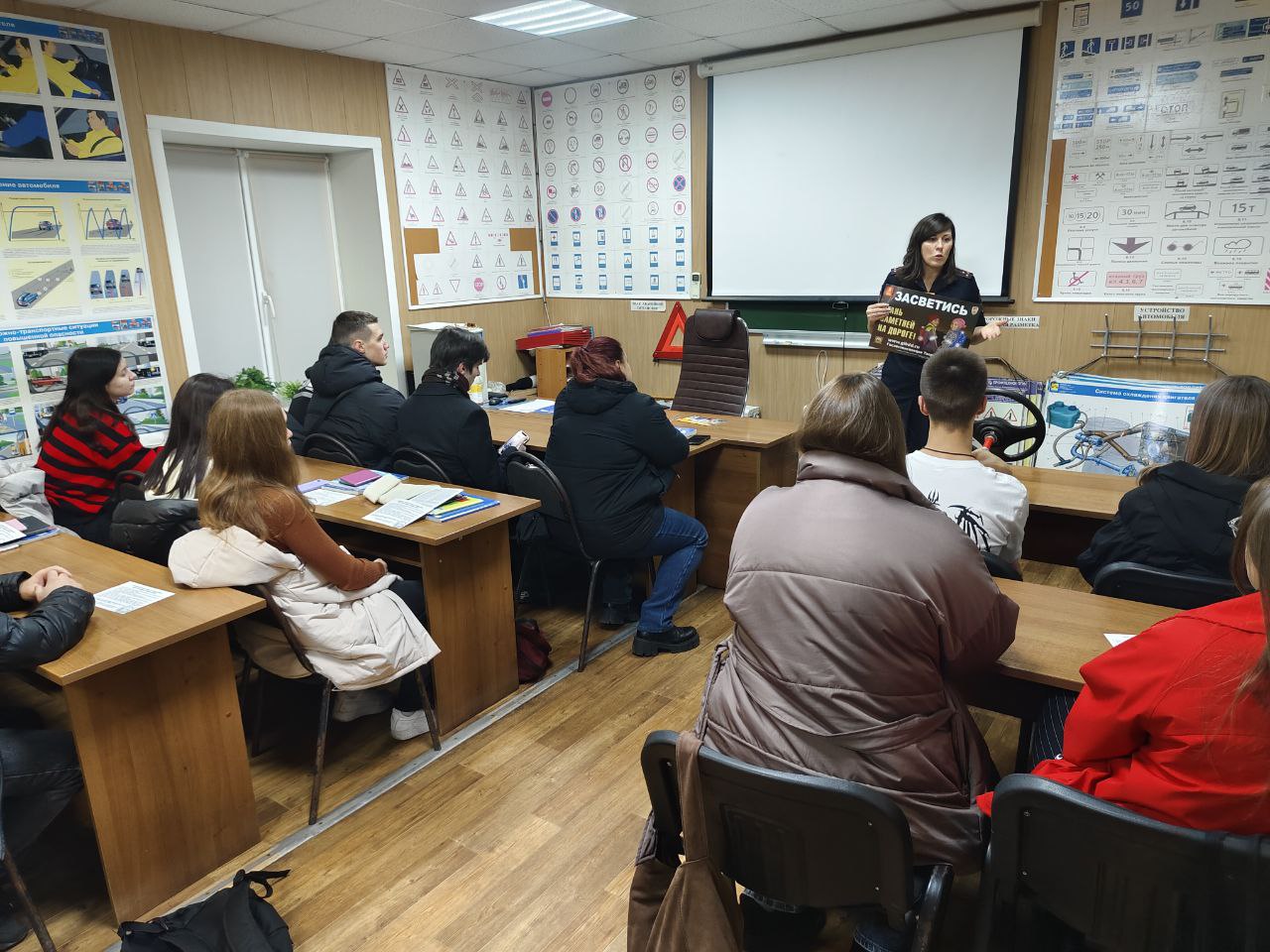 Тверские автоинспекторы провели беседу по Правилам дорожного движения с кандидатами в водители Тверские автоинспекторы провели беседу по Правилам дорожного движения с кандидатами в водители