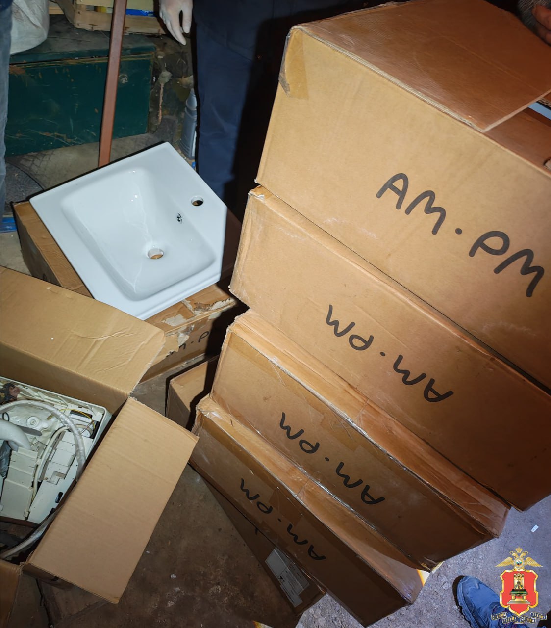 На трассе в Тверской области рецидивисты обчистили автофургон, пока водитель спал На трассе в Тверской области рецидивисты обчистили автофургон, пока водитель спал