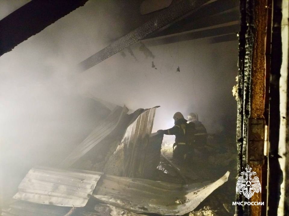 Огонь уничтожил пиломатериалы