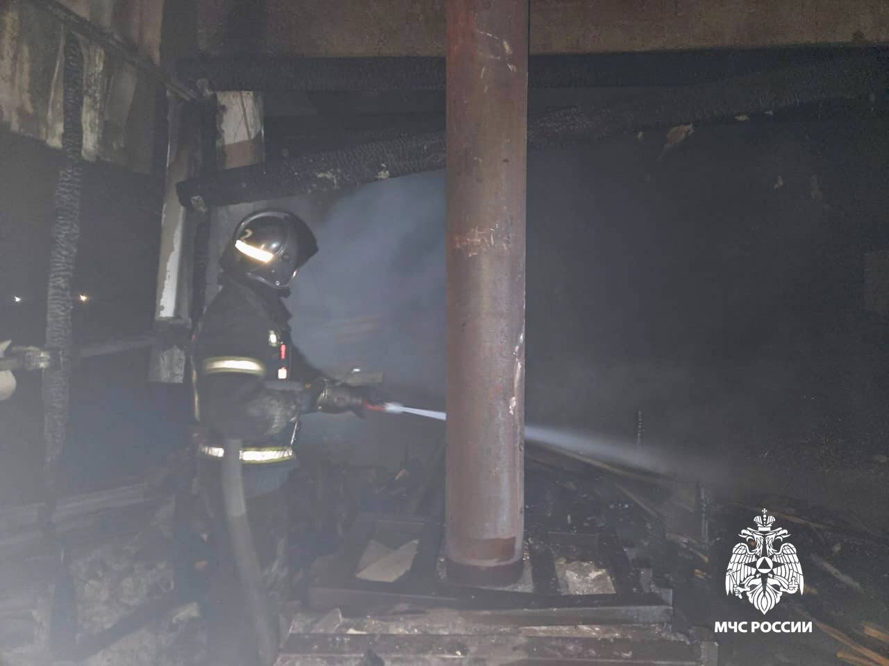 Огонь уничтожил пиломатериалы Огонь уничтожил пиломатериалы