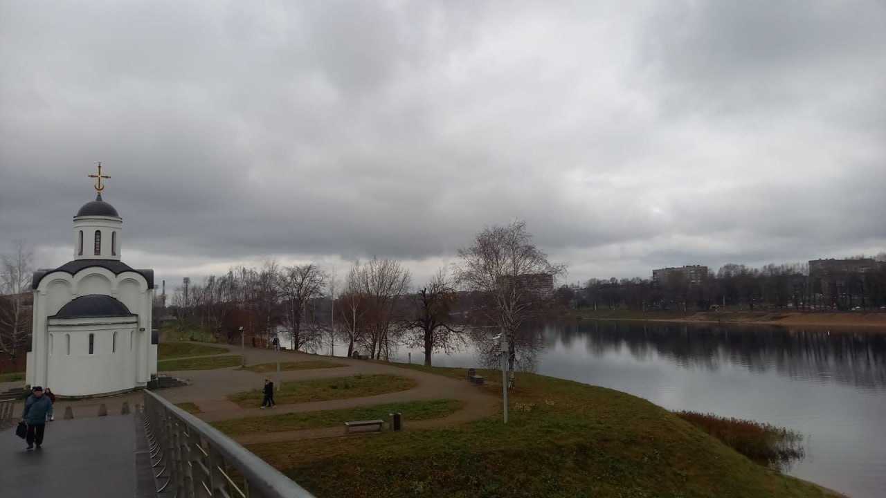 Сегодня еще осенняя Тверь, а завтра синоптики обещают зиму Сегодня еще осенняя Тверь, а завтра синоптики обещают зиму