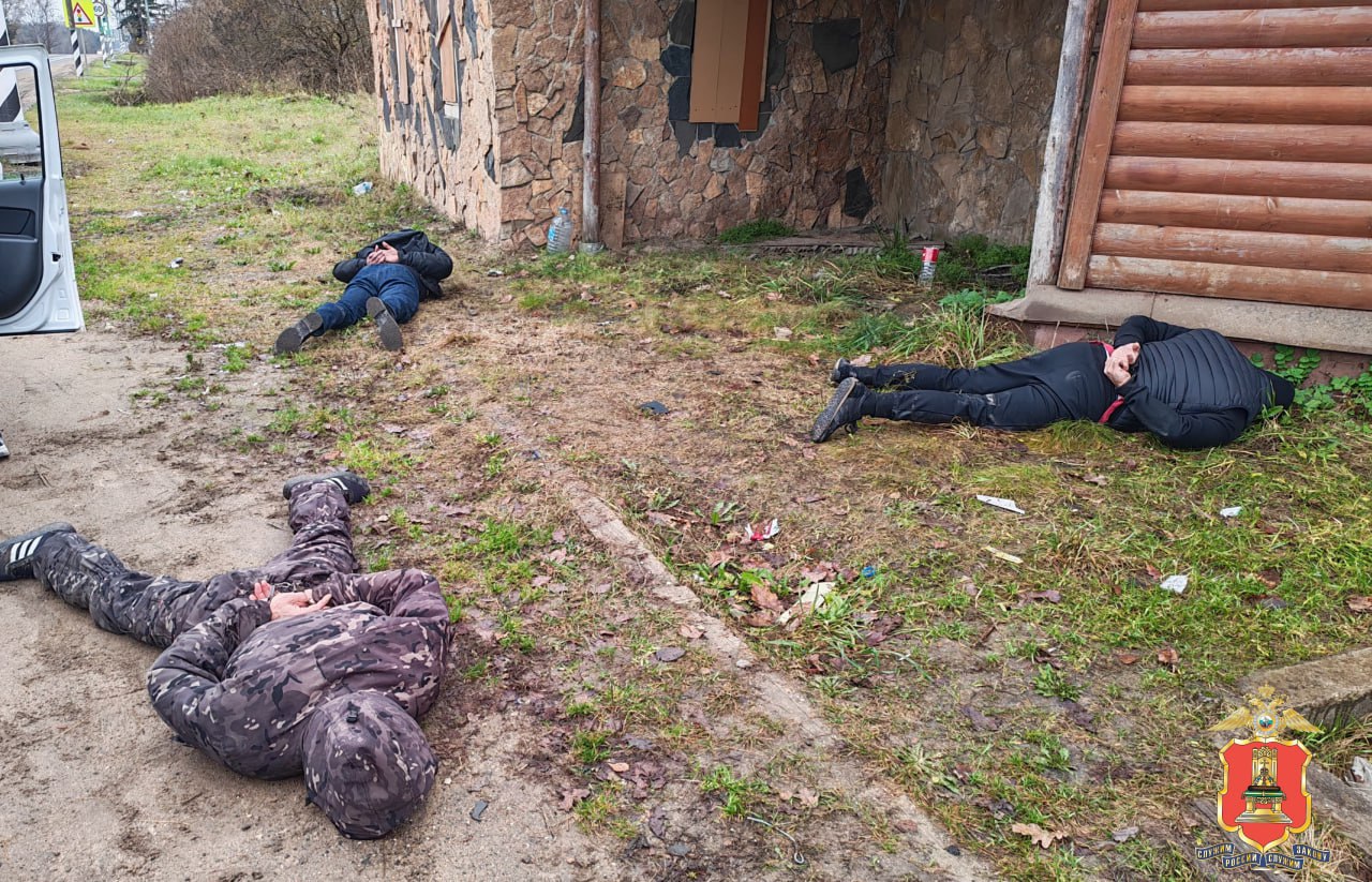 На трассе в Тверской области рецидивисты обчистили автофургон, пока водитель спал