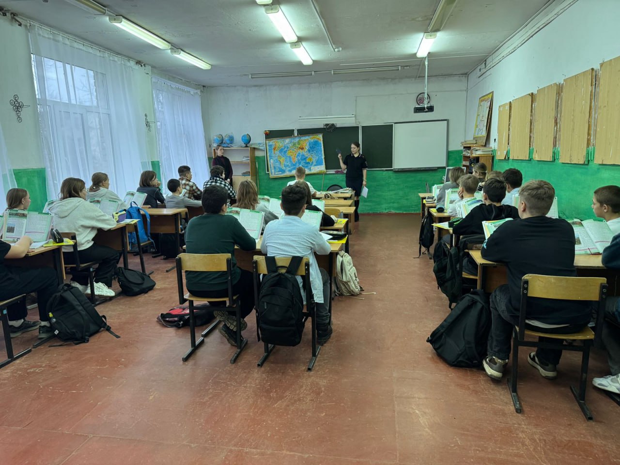 Кимрские полицейские провели профилактический урок для школьников Кимрские полицейские провели профилактический урок для школьников