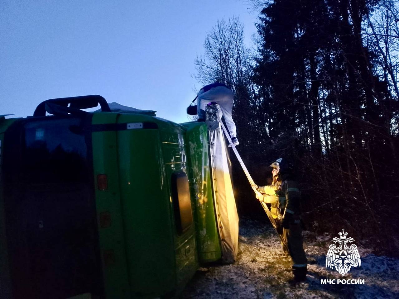 Сегодня на трассе М-10 в Торжокском МО сотрудники 13 ПСЧ ликвидировали последствия съезда в кювет с последующим опрокидыванием двух Сегодня на трассе М-10 в Торжокском МО сотрудники 13 ПСЧ ликвидировали последствия съезда в кювет с последующим опрокидыванием двух