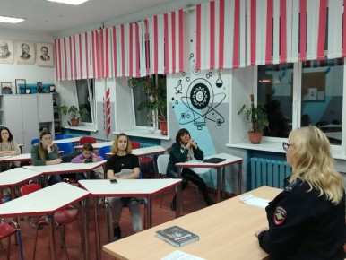 В Бологовской школе №12 автоинспекторы провели урок дорожной безопасности для родителей