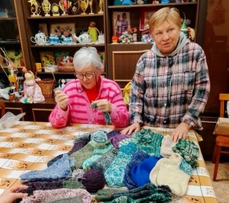 Рукодельницы из Конаково связали партию теплых носков для бойцов СВО