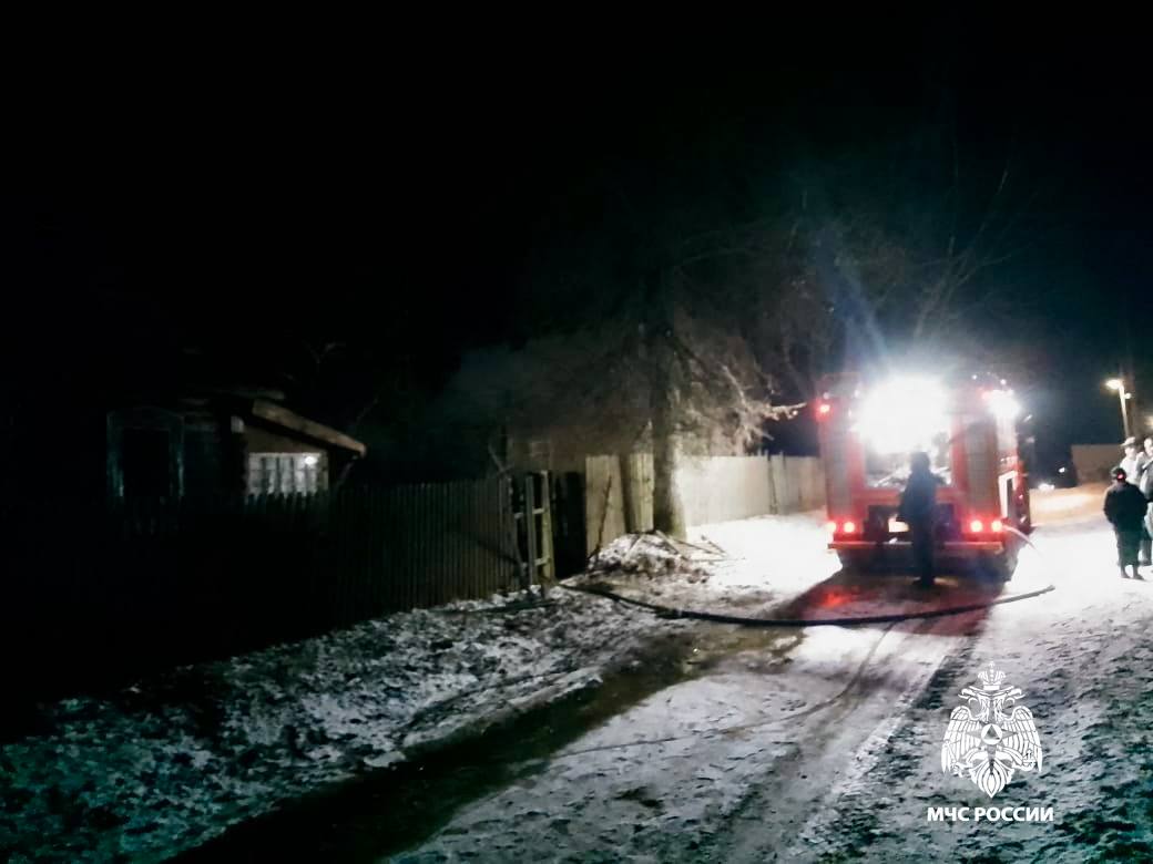 Во время тушения жилого дома в поселке Соблаго Пеновского МО сотрудниками 45 ПСЧ обнаружены тела двух человек