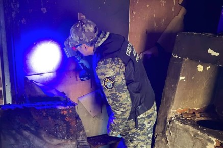 Следователь Следственного комитета устанавливает обстоятельства гибели мужчины и женщины в результате пожара