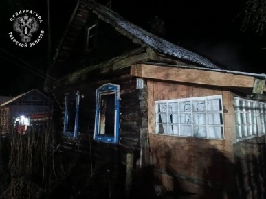 Сегодня, 15 ноября 2025 г., в вечернее время в поселке Соблаго Пеновского муниципального округа произошло возгорание частного дома