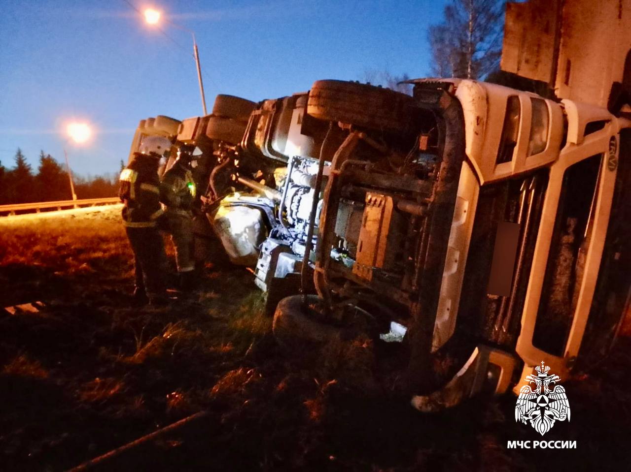 Сегодня на трассе М-10 в Торжокском МО сотрудники 13 ПСЧ ликвидировали последствия съезда в кювет с последующим опрокидыванием двух Сегодня на трассе М-10 в Торжокском МО сотрудники 13 ПСЧ ликвидировали последствия съезда в кювет с последующим опрокидыванием двух