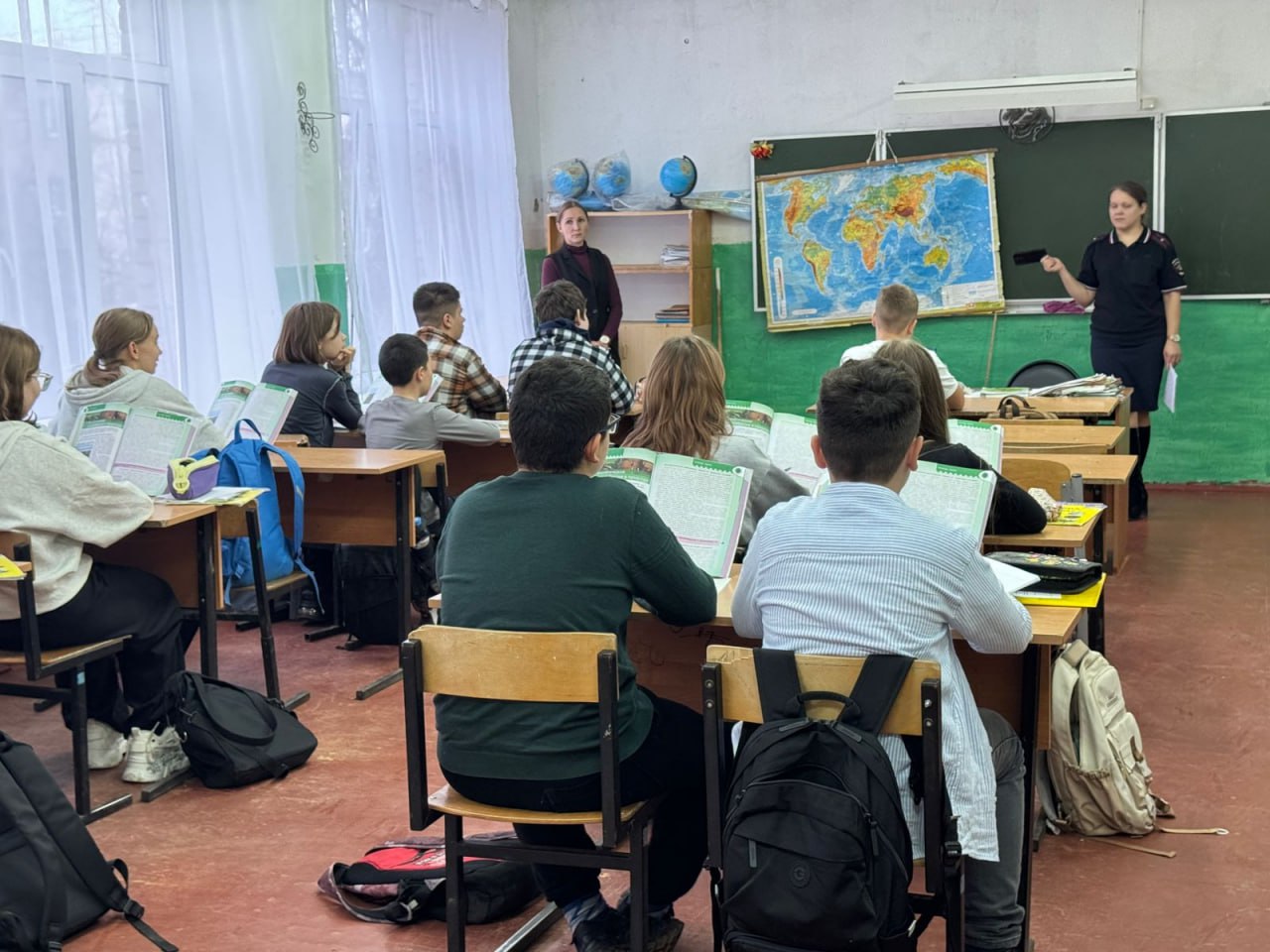 Кимрские полицейские провели профилактический урок для школьников Кимрские полицейские провели профилактический урок для школьников