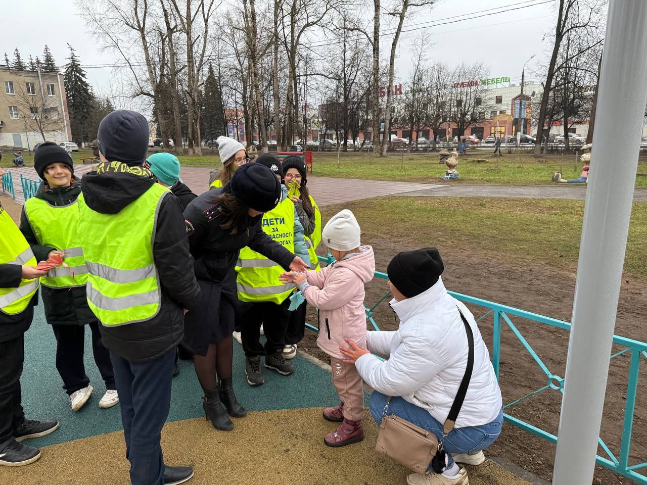В преддверии Всемирного дня памяти жертв ДТП сотрудники Госавтоинспекции совместно с отрядом ЮИД средней школы №1 г. Твери провели акцию «Ангел в дорогу» В преддверии Всемирного дня памяти жертв ДТП сотрудники Госавтоинспекции совместно с отрядом ЮИД средней школы №1 г. Твери провели акцию «Ангел в дорогу»
