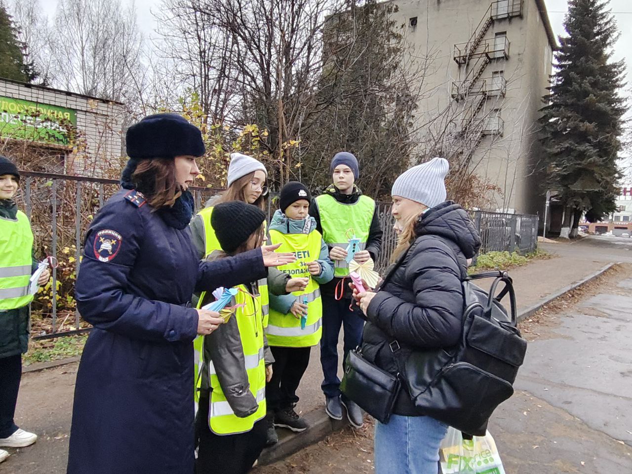 В преддверии Всемирного дня памяти жертв ДТП сотрудники Госавтоинспекции совместно с отрядом ЮИД средней школы №1 г. Твери провели акцию «Ангел в дорогу» В преддверии Всемирного дня памяти жертв ДТП сотрудники Госавтоинспекции совместно с отрядом ЮИД средней школы №1 г. Твери провели акцию «Ангел в дорогу»