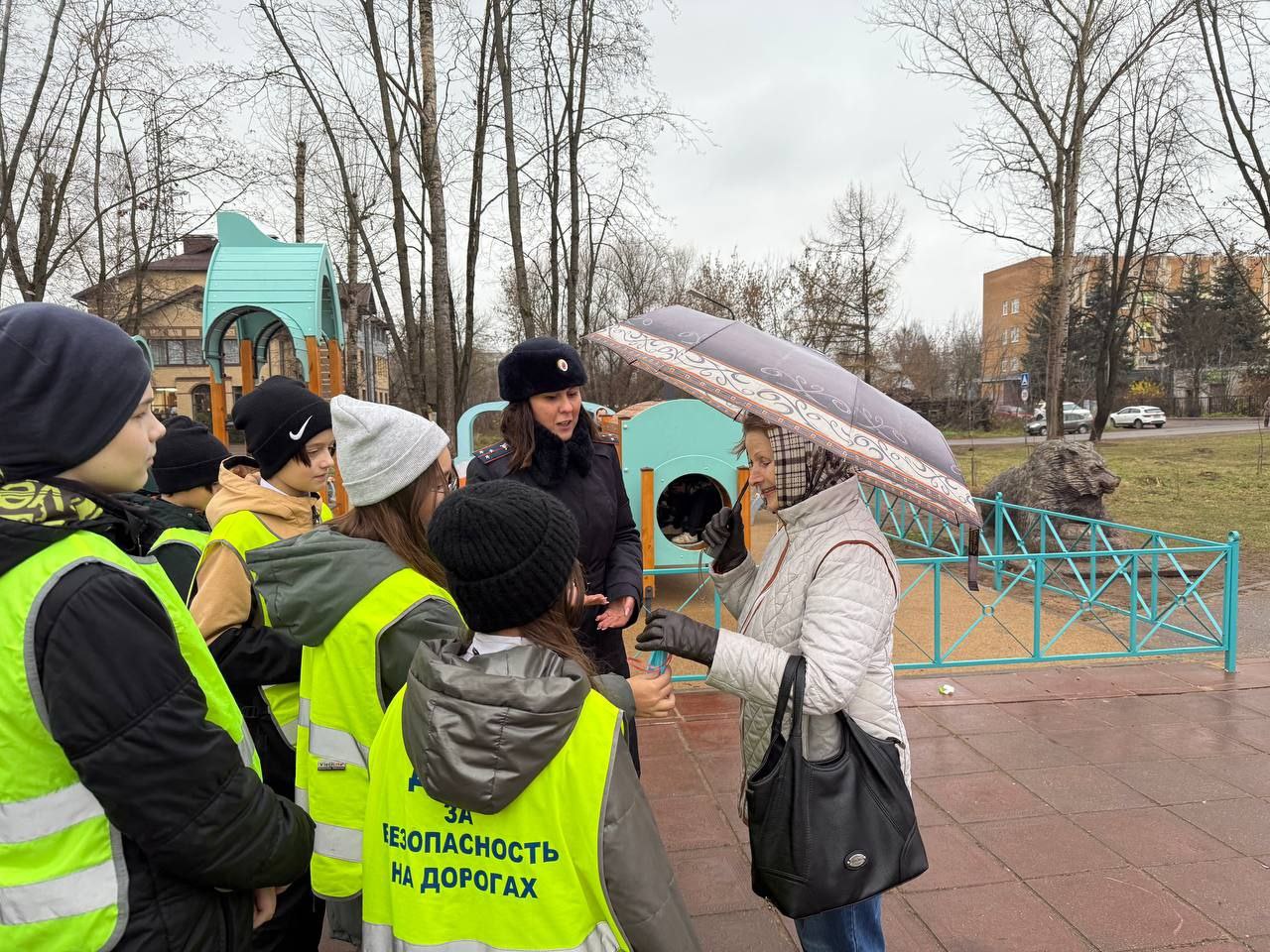 В преддверии Всемирного дня памяти жертв ДТП сотрудники Госавтоинспекции совместно с отрядом ЮИД средней школы №1 г. Твери провели акцию «Ангел в дорогу» В преддверии Всемирного дня памяти жертв ДТП сотрудники Госавтоинспекции совместно с отрядом ЮИД средней школы №1 г. Твери провели акцию «Ангел в дорогу»