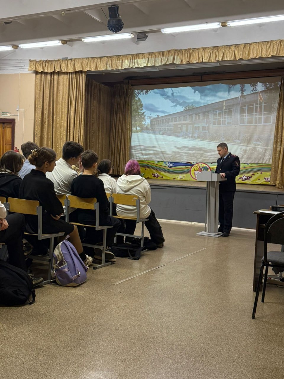 Тверские полицейские провели профилактические беседы со школьниками на тему незаконного оборота наркотиков Тверские полицейские провели профилактические беседы со школьниками на тему незаконного оборота наркотиков
