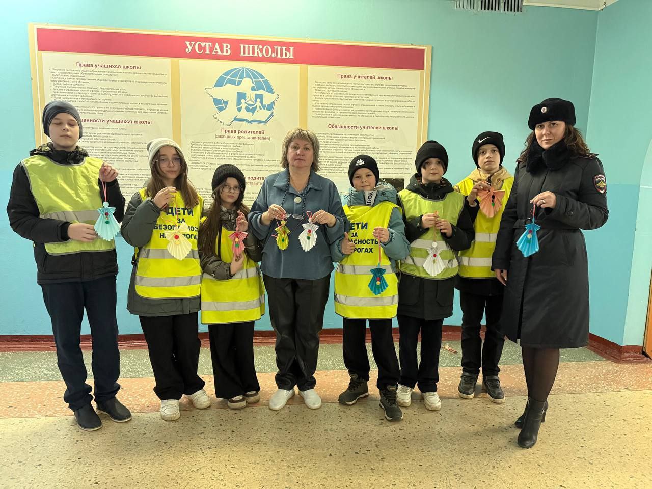 В преддверии Всемирного дня памяти жертв ДТП сотрудники Госавтоинспекции совместно с отрядом ЮИД средней школы №1 г. Твери провели акцию «Ангел в дорогу» В преддверии Всемирного дня памяти жертв ДТП сотрудники Госавтоинспекции совместно с отрядом ЮИД средней школы №1 г. Твери провели акцию «Ангел в дорогу»