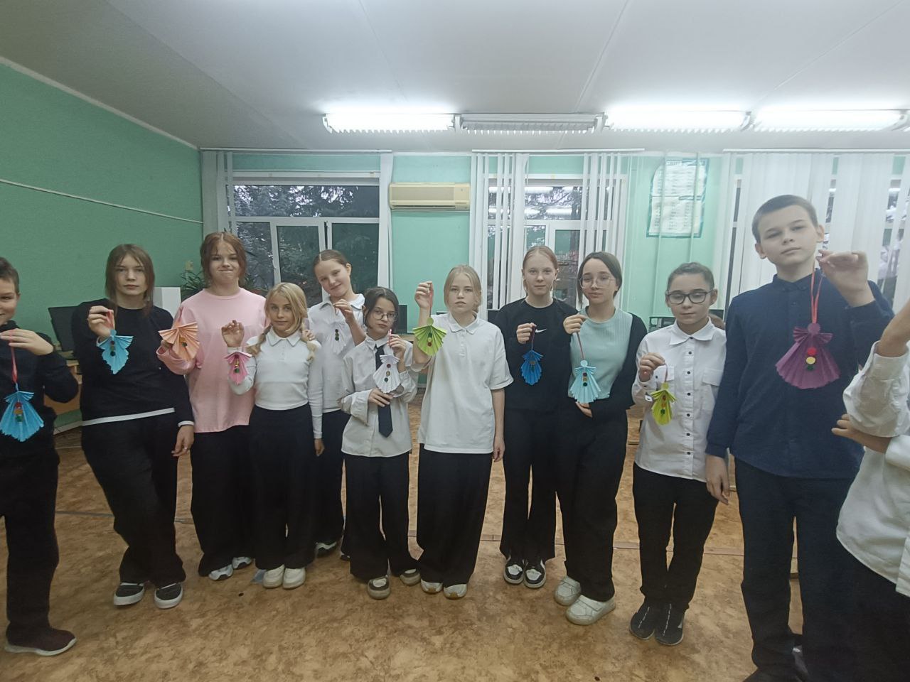 В преддверии Всемирного дня памяти жертв ДТП сотрудники Госавтоинспекции совместно с отрядом ЮИД средней школы №1 г. Твери провели акцию «Ангел в дорогу»