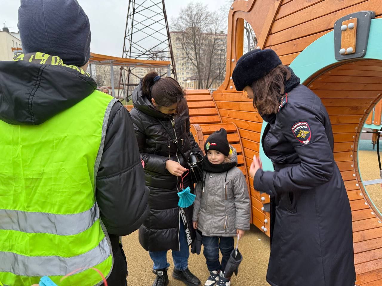 В преддверии Всемирного дня памяти жертв ДТП сотрудники Госавтоинспекции совместно с отрядом ЮИД средней школы №1 г. Твери провели акцию «Ангел в дорогу» В преддверии Всемирного дня памяти жертв ДТП сотрудники Госавтоинспекции совместно с отрядом ЮИД средней школы №1 г. Твери провели акцию «Ангел в дорогу»
