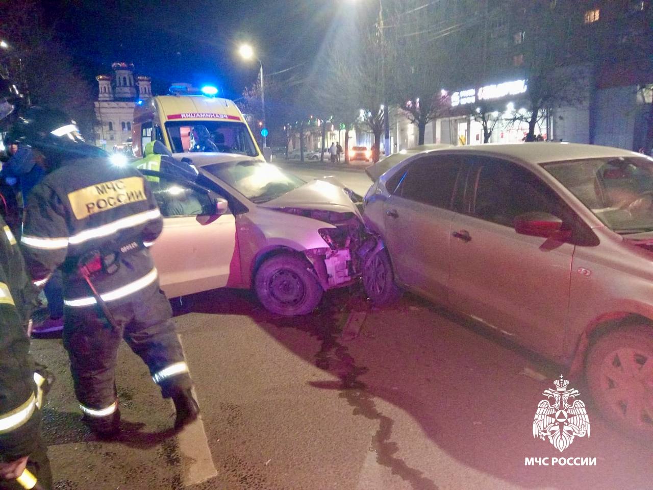 В центре Твери пьяный водитель устроил аварию с четырьмя пострадавшими В центре Твери пьяный водитель устроил аварию с четырьмя пострадавшими
