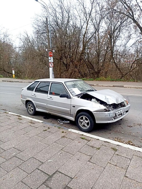 В центре Твери кто-то бросил разбитый в ДТП автомобиль ВАЗ