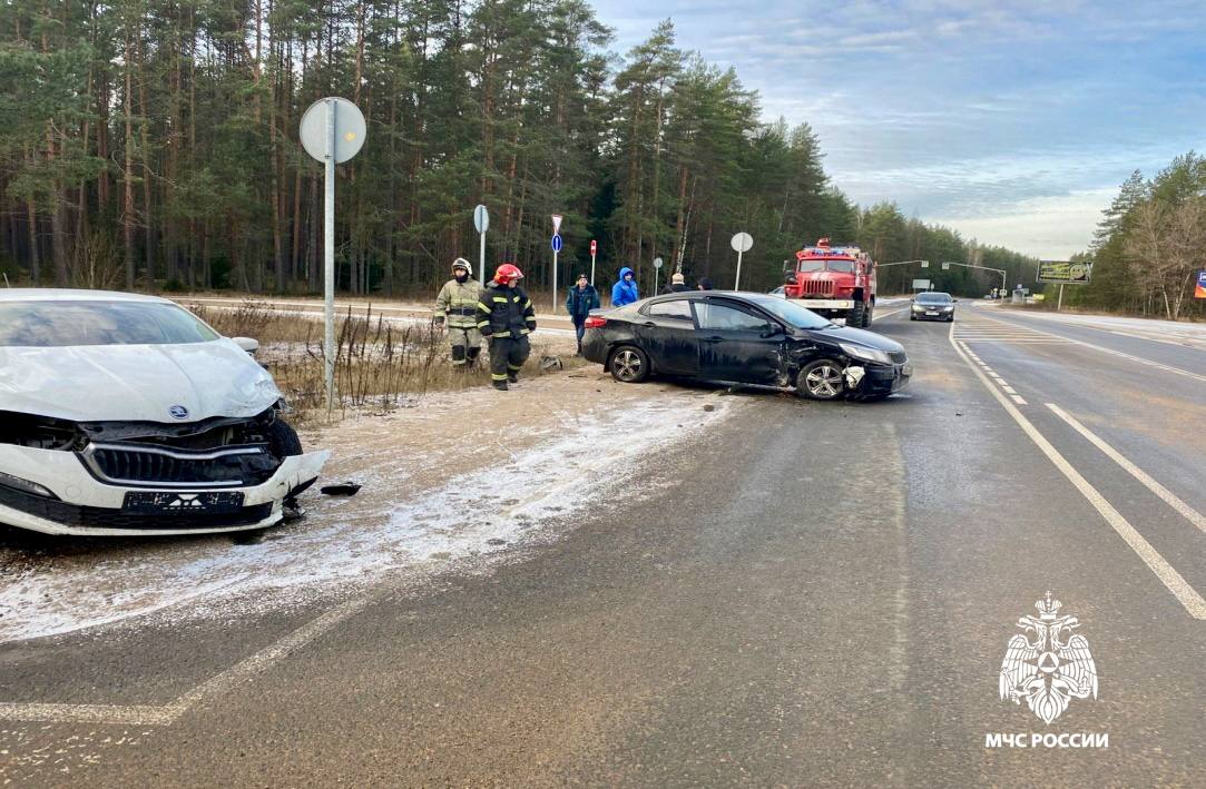 Сегодня сотрудники 44 ПСЧ ликвидировали последствия ДТП в районе населенного пункта Осцы Осташковского МО, где произошло столкновение двух легковых автомобилей