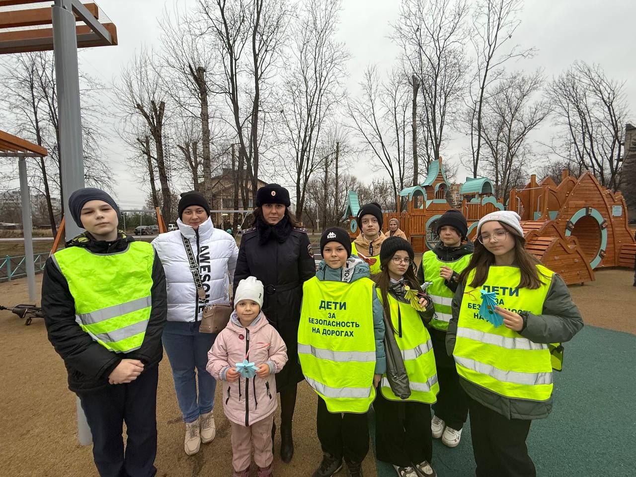 В преддверии Всемирного дня памяти жертв ДТП сотрудники Госавтоинспекции совместно с отрядом ЮИД средней школы №1 г. Твери провели акцию «Ангел в дорогу» В преддверии Всемирного дня памяти жертв ДТП сотрудники Госавтоинспекции совместно с отрядом ЮИД средней школы №1 г. Твери провели акцию «Ангел в дорогу»