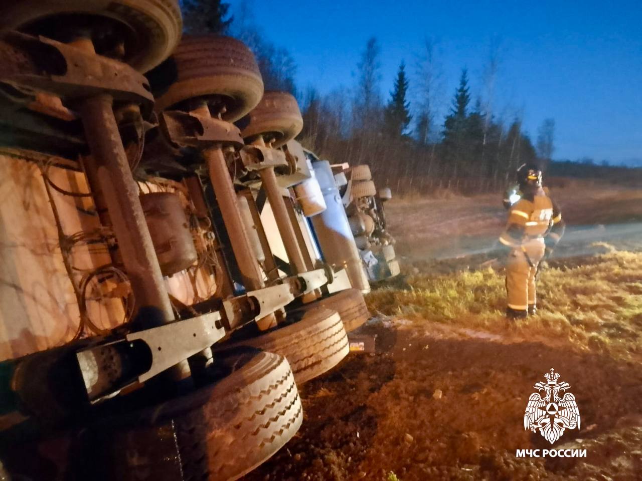 Спасатели МЧС ликвидировали последствия аварии с фурами на трассе в Тверской области Спасатели МЧС ликвидировали последствия аварии с фурами на трассе в Тверской области