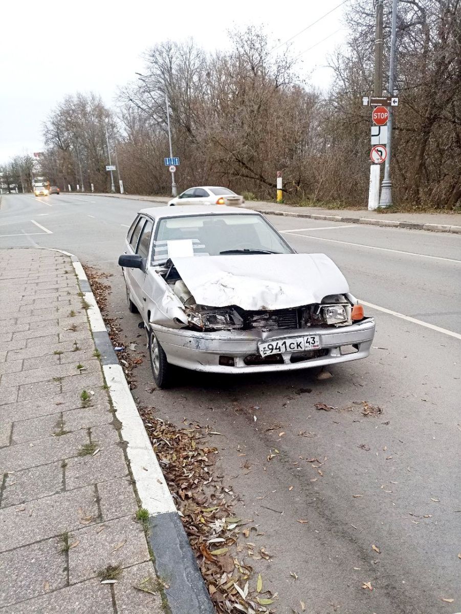 В центре Твери кто-то бросил разбитый в ДТП автомобиль ВАЗ В центре Твери кто-то бросил разбитый в ДТП автомобиль ВАЗ