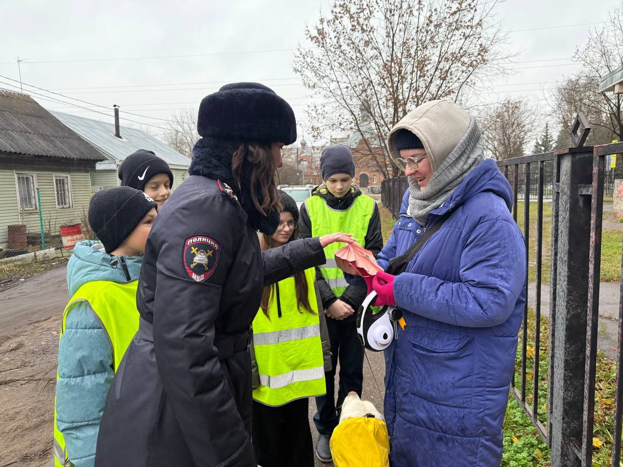 В преддверии Всемирного дня памяти жертв ДТП сотрудники Госавтоинспекции совместно с отрядом ЮИД средней школы №1 г. Твери провели акцию «Ангел в дорогу» В преддверии Всемирного дня памяти жертв ДТП сотрудники Госавтоинспекции совместно с отрядом ЮИД средней школы №1 г. Твери провели акцию «Ангел в дорогу»