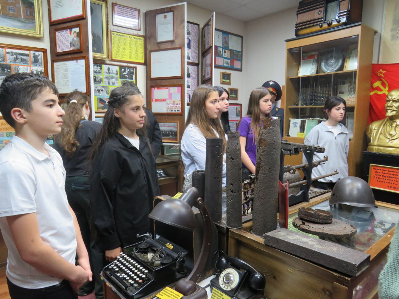 Тверские транспортные полицейские открыли двери для учащихся городской СОШ № 41 Тверские транспортные полицейские открыли двери для учащихся городской СОШ № 41