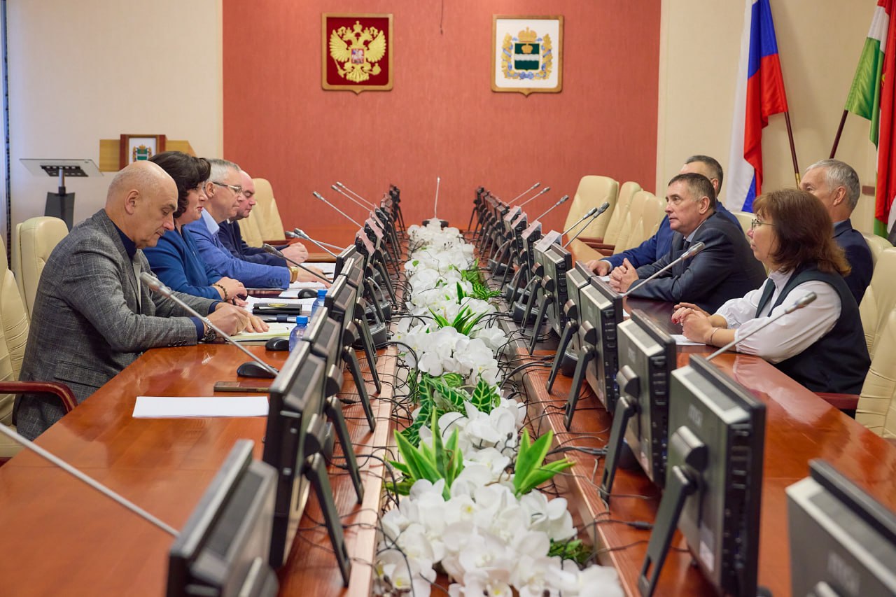 Председатель комитета по аграрной политике и природопользованию Александр Кушнарёв, заместитель председателя комитета по бюджету и налогам Константин Антонов, представители регионального минсельхоза 14 ноября посетили... Председатель комитета по аграрной политике и природопользованию Александр Кушнарёв, заместитель председателя комитета по бюджету и налогам Константин Антонов, представители регионального минсельхоза 14 ноября посетили...