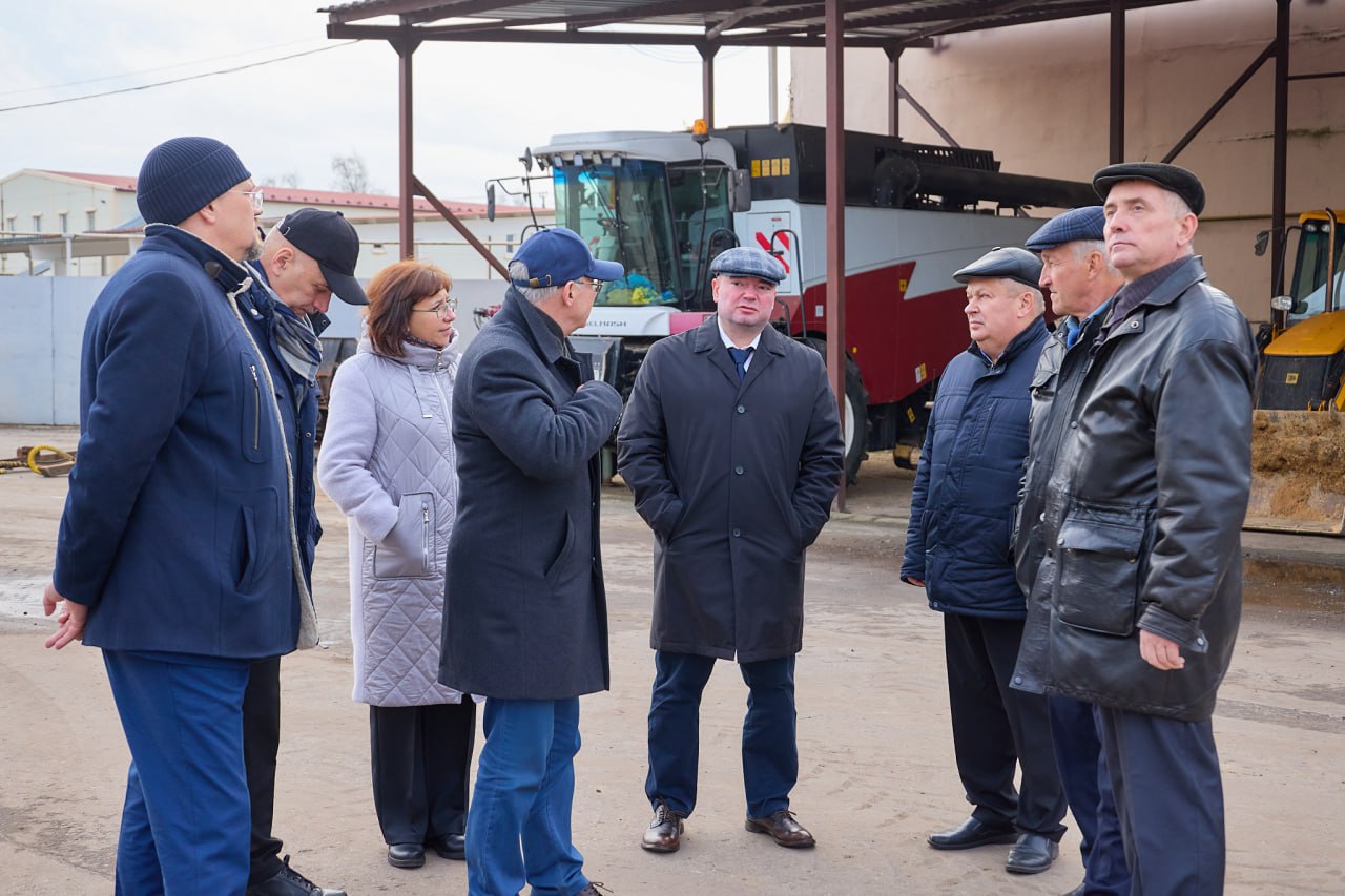 Председатель комитета по аграрной политике и природопользованию Александр Кушнарёв, заместитель председателя комитета по бюджету и налогам Константин Антонов, представители регионального минсельхоза 14 ноября посетили... Председатель комитета по аграрной политике и природопользованию Александр Кушнарёв, заместитель председателя комитета по бюджету и налогам Константин Антонов, представители регионального минсельхоза 14 ноября посетили...