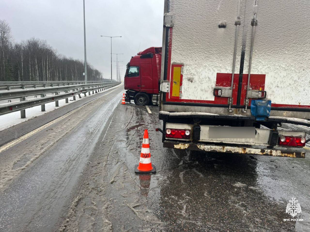 Сотрудники 13 ПСЧ ликвидировали последствия ДТП на 236 километре М-11 «Нева» в Торжокском МО, где грузовой автомобиль совершил наезд на ограждение Сотрудники 13 ПСЧ ликвидировали последствия ДТП на 236 километре М-11 «Нева» в Торжокском МО, где грузовой автомобиль совершил наезд на ограждение