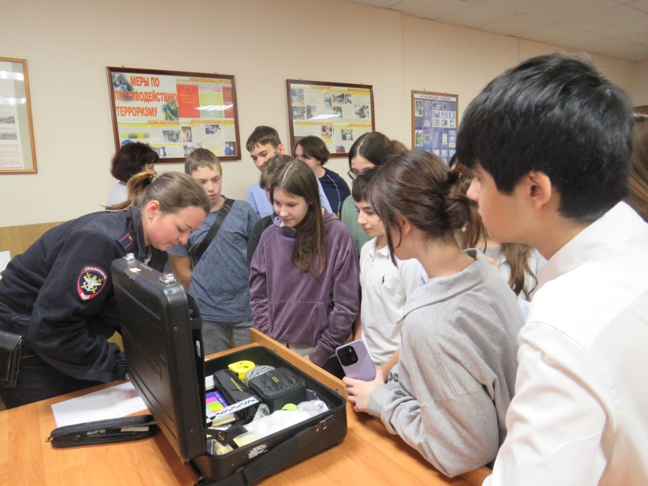 Тверские транспортные полицейские открыли двери для учащихся городской СОШ № 41 Тверские транспортные полицейские открыли двери для учащихся городской СОШ № 41