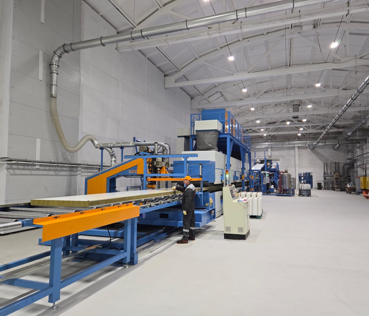 На производственной площадке ООО «Ржевкирпич» запущена новая линия завода строительных конструкций «Стройэлемент» по изготовлению сэндвич-панелей На производственной площадке ООО «Ржевкирпич» запущена новая линия завода строительных конструкций «Стройэлемент» по изготовлению сэндвич-панелей