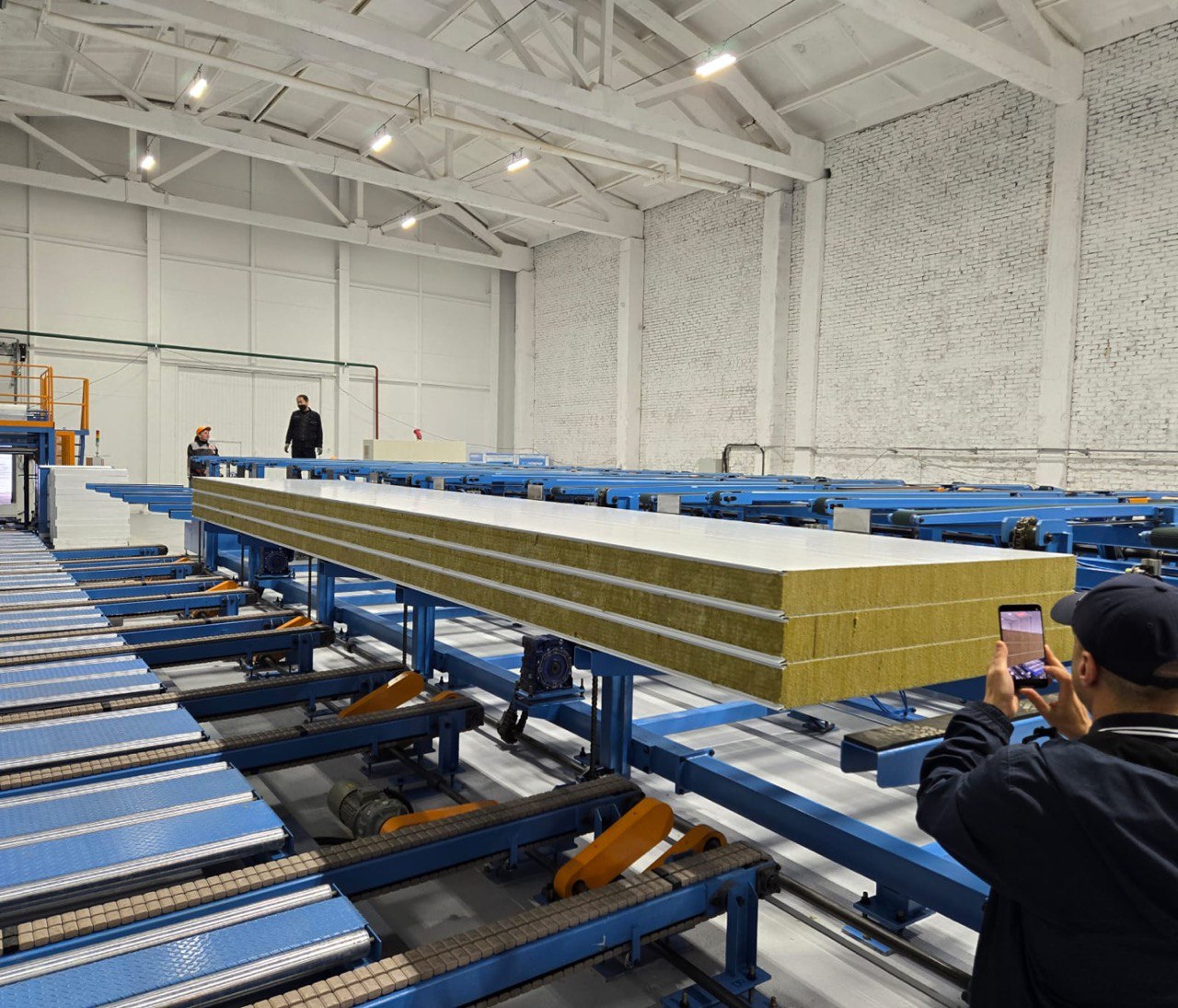 На производственной площадке ООО «Ржевкирпич» запущена новая линия завода строительных конструкций «Стройэлемент» по изготовлению сэндвич-панелей На производственной площадке ООО «Ржевкирпич» запущена новая линия завода строительных конструкций «Стройэлемент» по изготовлению сэндвич-панелей