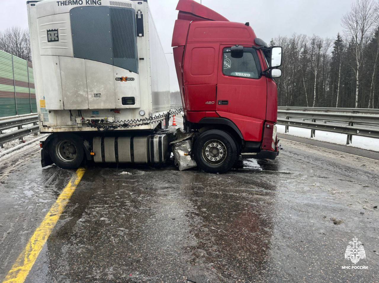 Сотрудники 13 ПСЧ ликвидировали последствия ДТП на 236 километре М-11 «Нева» в Торжокском МО, где грузовой автомобиль совершил наезд на ограждение Сотрудники 13 ПСЧ ликвидировали последствия ДТП на 236 километре М-11 «Нева» в Торжокском МО, где грузовой автомобиль совершил наезд на ограждение