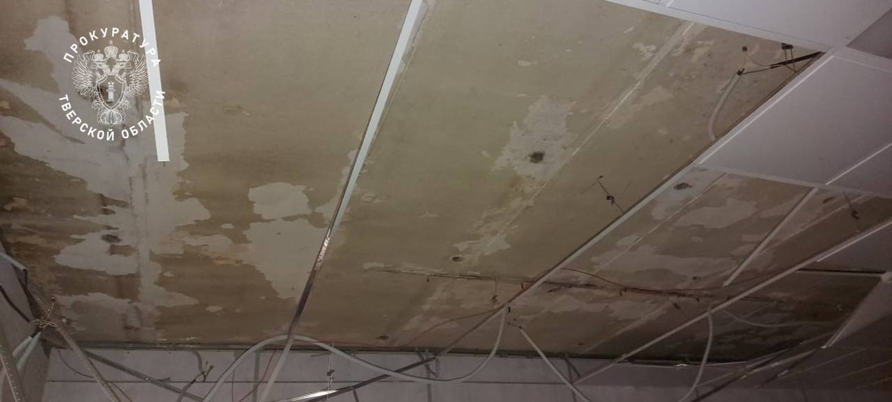 В Тверской области в одной из школ обрушился потолок В Тверской области в одной из школ обрушился потолок