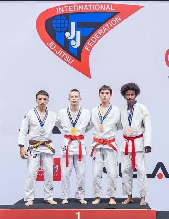 Спортсмены Верхневолжья демонстрируют блестящие результаты на соревнованиях разного уровня: сразу несколько наград тверские ребята привезли из Тайланда с международных соревнований по джиу-джитсу и с Первенства мира по... Спортсмены Верхневолжья демонстрируют блестящие результаты на соревнованиях разного уровня: сразу несколько наград тверские ребята привезли из Тайланда с международных соревнований по джиу-джитсу и с Первенства мира по...