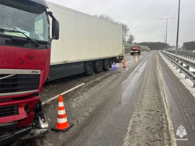 Сотрудники 13 ПСЧ ликвидировали последствия ДТП на 236 километре М-11 «Нева» в Торжокском МО, где грузовой автомобиль совершил наезд на ограждение