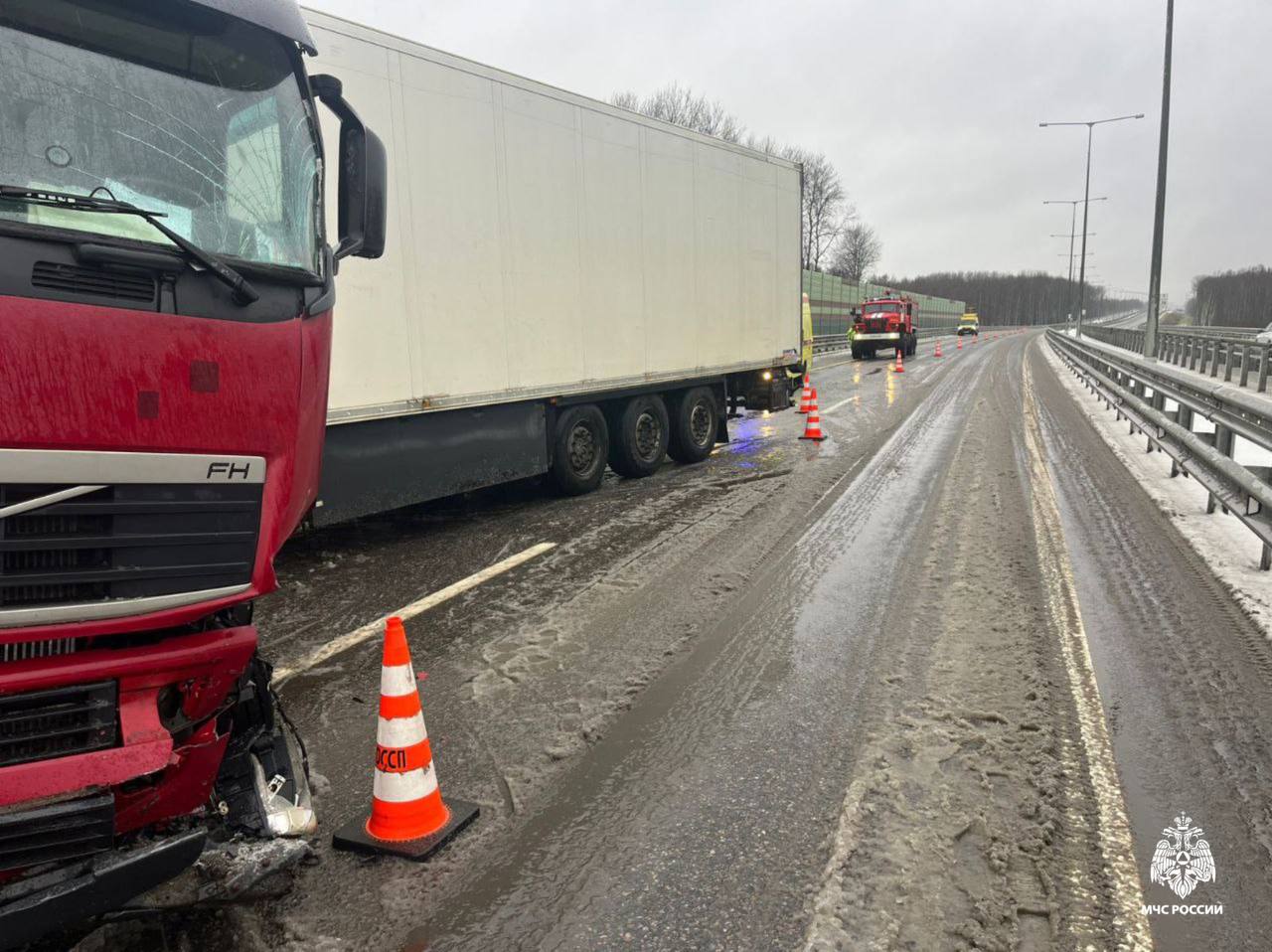Сотрудники 13 ПСЧ ликвидировали последствия ДТП на 236 километре М-11 «Нева» в Торжокском МО, где грузовой автомобиль совершил наезд на ограждение