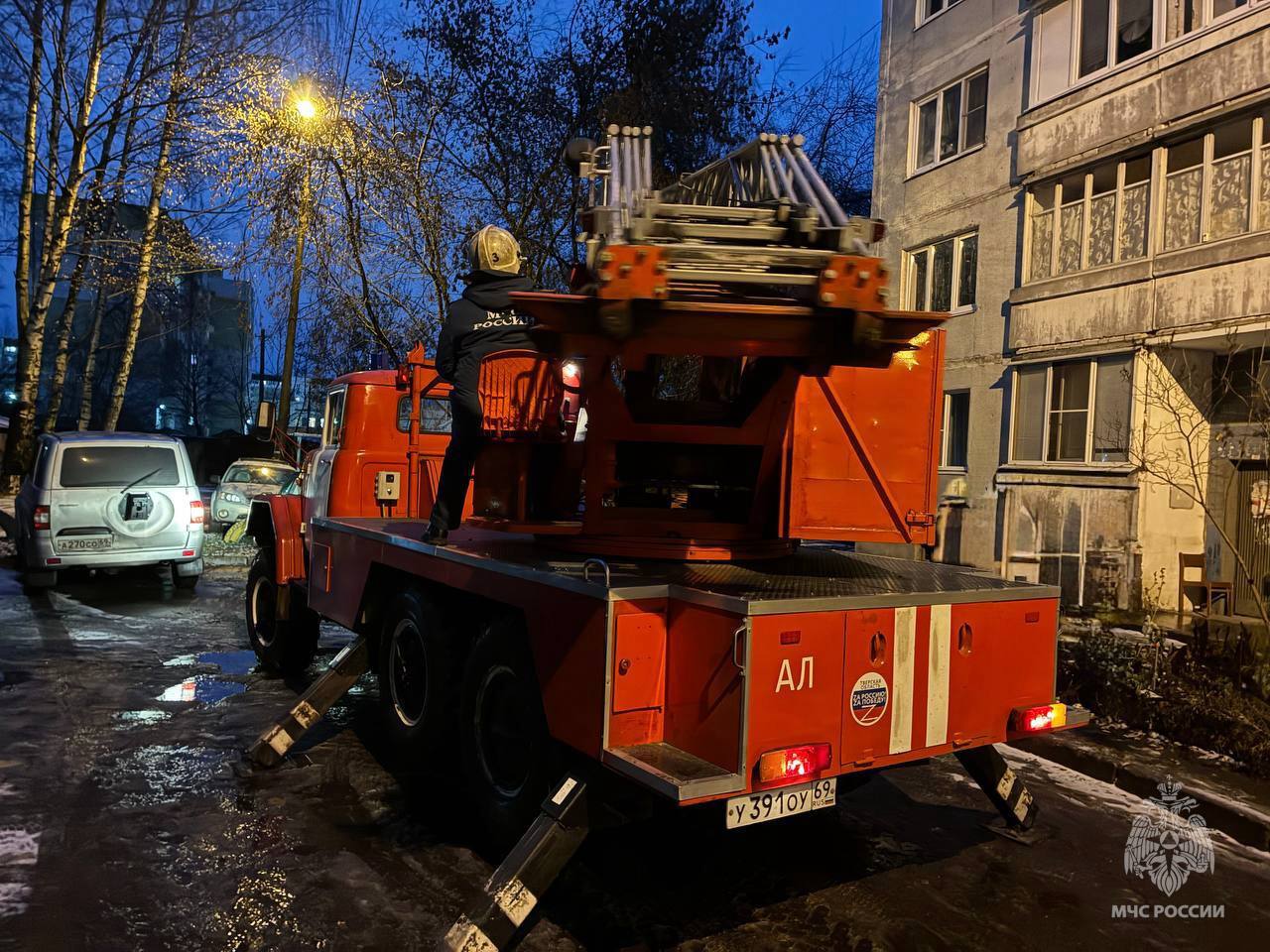В Твери ребенок закрыл маму в ванной, понадобилась помощь спасателей В Твери ребенок закрыл маму в ванной, понадобилась помощь спасателей