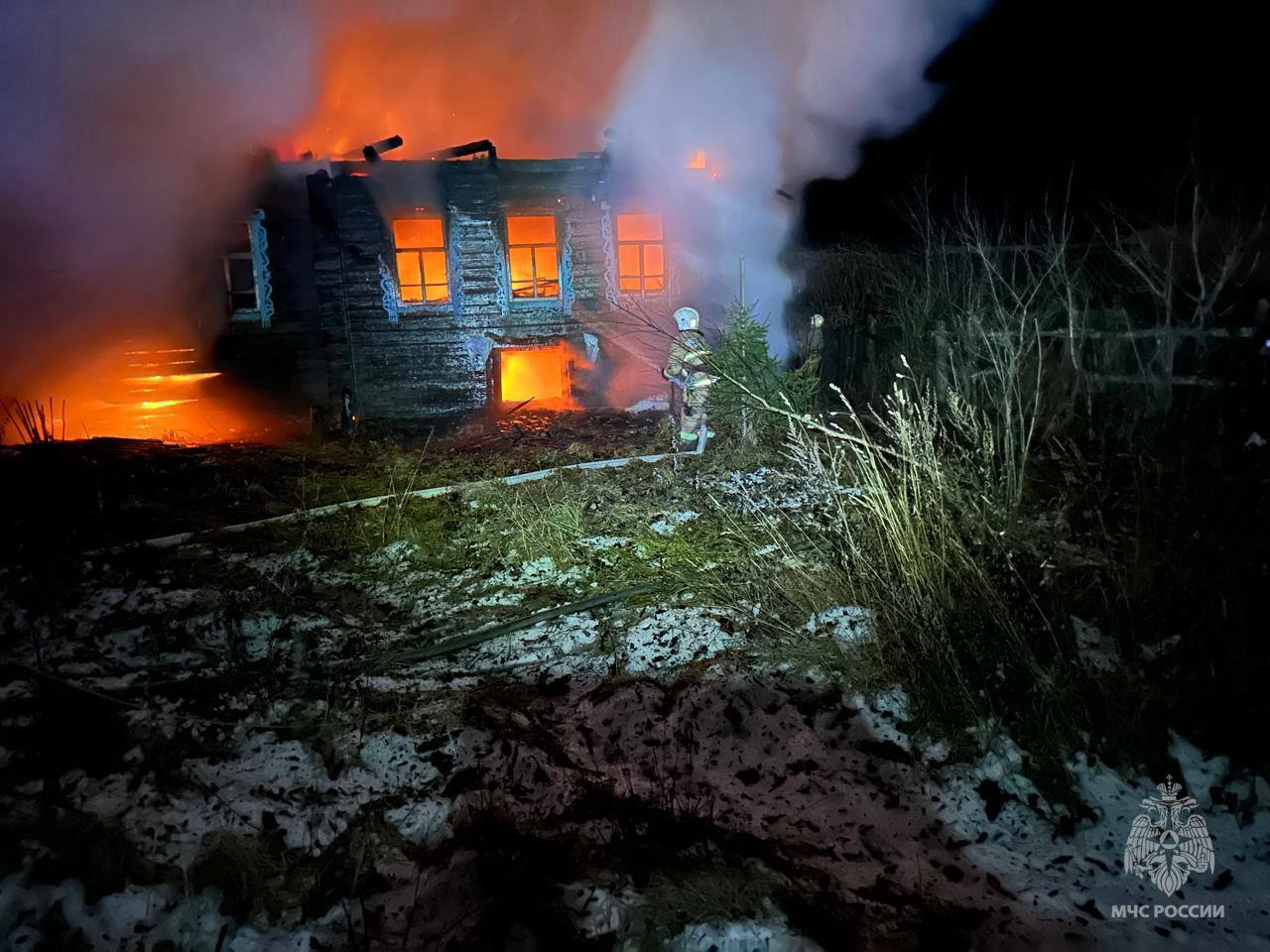 Пожар в жилом доме. В деревне Новая Горка Лесного МО огнеборцы 37 ПСЧ ликвидировали возгорание дома Пожар в жилом доме. В деревне Новая Горка Лесного МО огнеборцы 37 ПСЧ ликвидировали возгорание дома