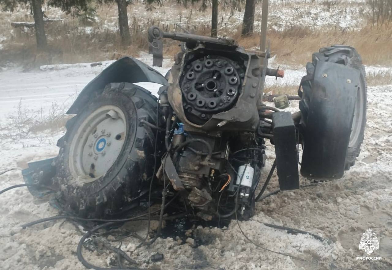 Специалисты 46 ПСЧ ликвидировали последствия ДТП в районе деревни Соколово Рамешковского МО, где произошло столкновение грузового автомобиля и трактора Специалисты 46 ПСЧ ликвидировали последствия ДТП в районе деревни Соколово Рамешковского МО, где произошло столкновение грузового автомобиля и трактора