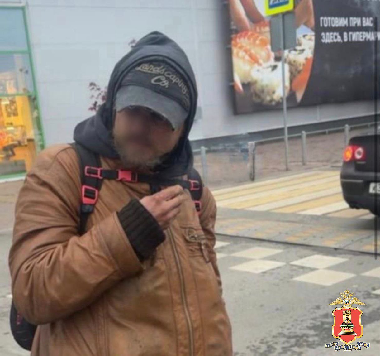 В Твери у ТЦ "Глобус" задержали мужчину, пугавшего прохожих своим поведением