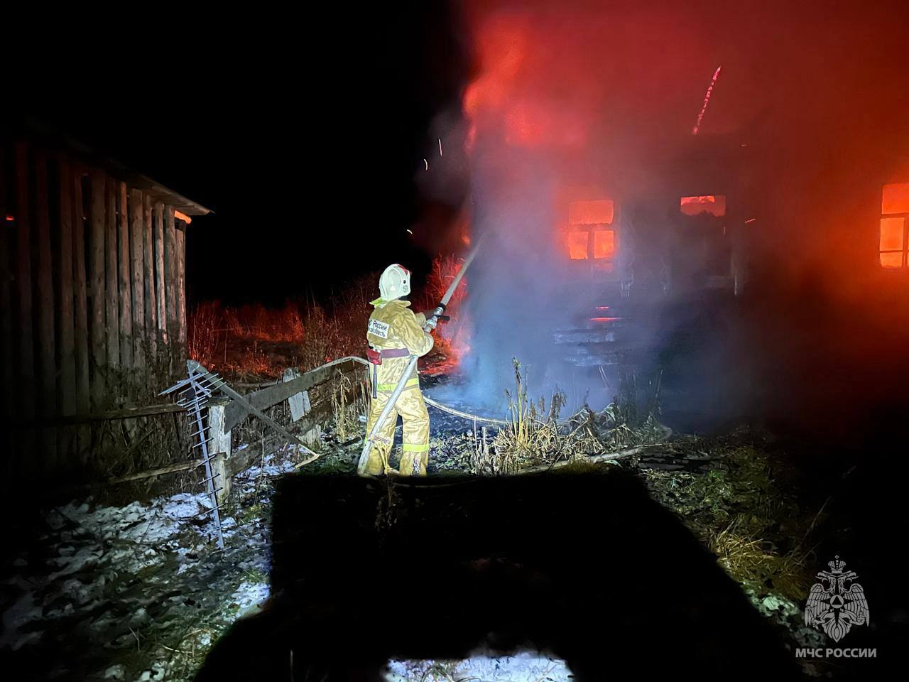 Пожар в жилом доме. В деревне Новая Горка Лесного МО огнеборцы 37 ПСЧ ликвидировали возгорание дома Пожар в жилом доме. В деревне Новая Горка Лесного МО огнеборцы 37 ПСЧ ликвидировали возгорание дома